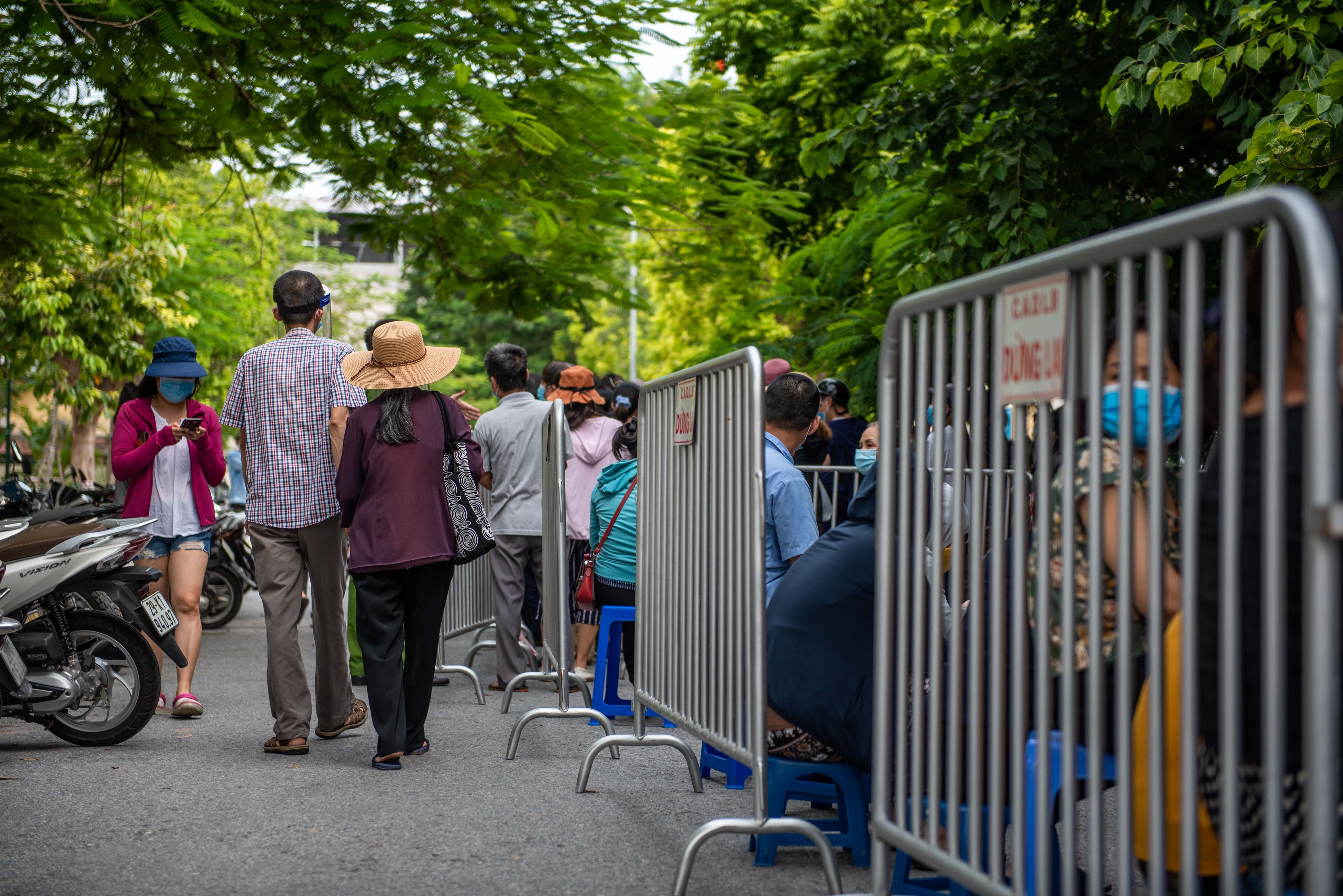 Nguoi dan chen lan tiem vaccine anh 12