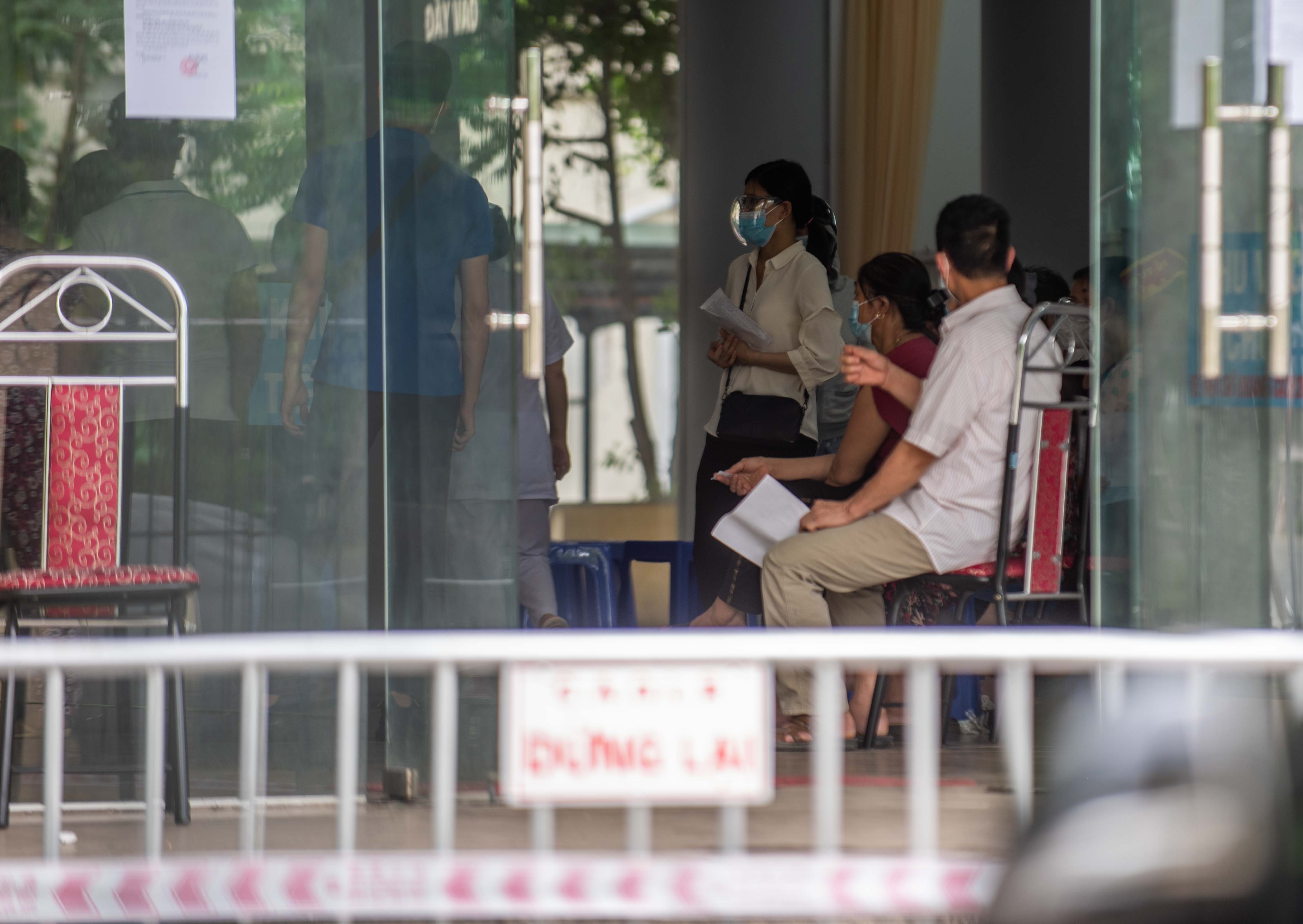 Nguoi dan chen lan tiem vaccine anh 10