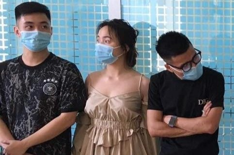 27 nguoi tu tap hit bong cuoi tai quan ca phe hinh anh