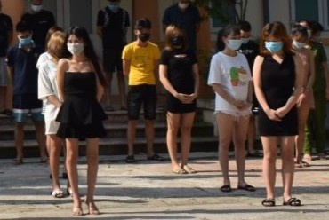 41 nam, nu tu tap tai quan karaoke hinh anh