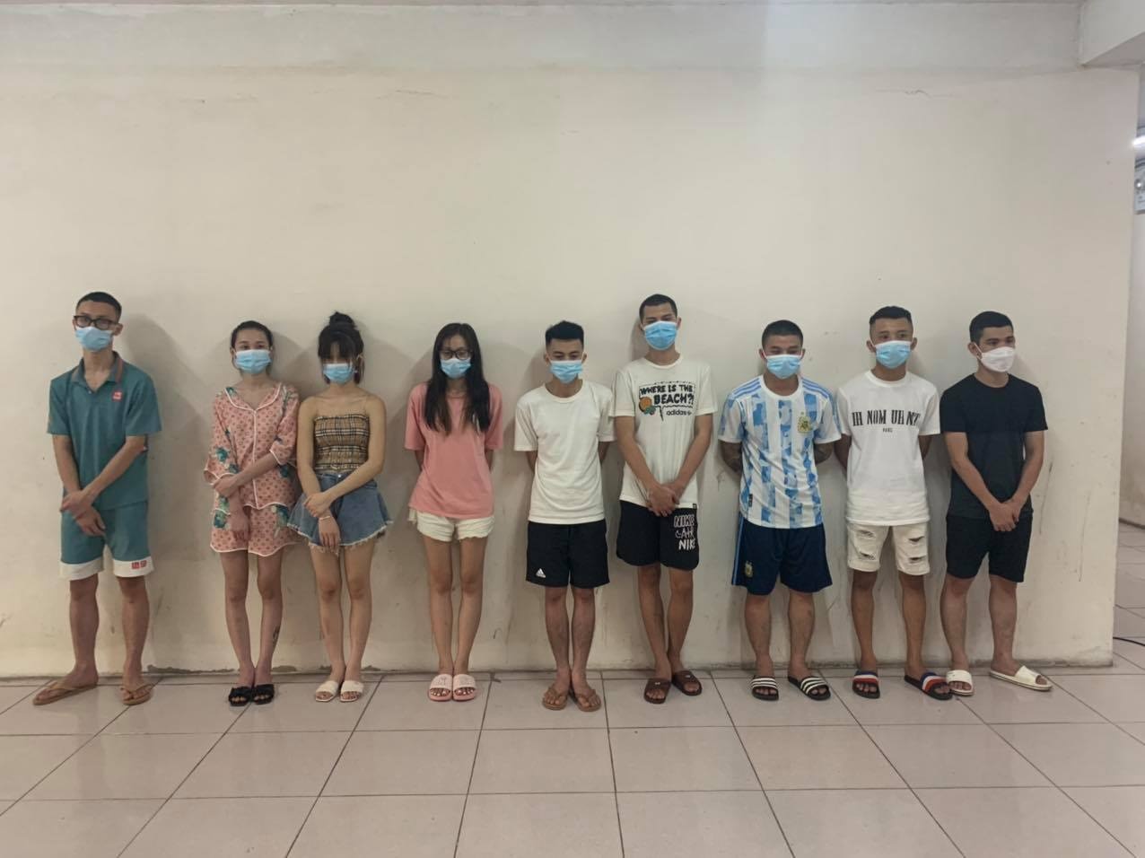 Nhom nam nu phe ma tuy tai can ho anh 1