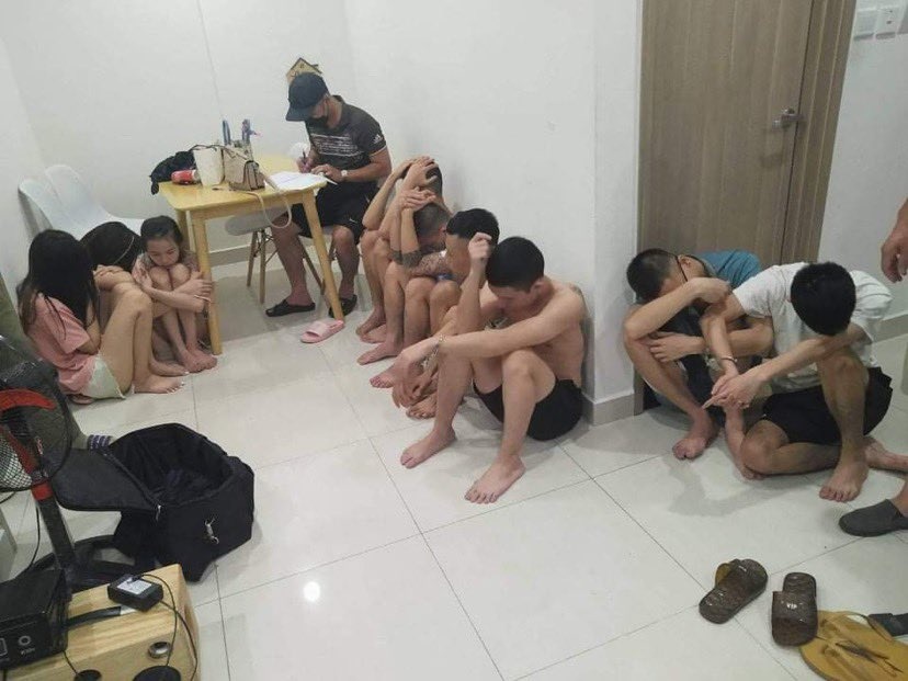 Nhóm nam nữ phê ma túy tại căn hộ ảnh 1 Nhom nam nu phe ma tuy tai can ho anh 1