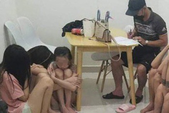 Thue 2 thieu nu den can ho chung cu de phuc vu cuoc choi hinh anh