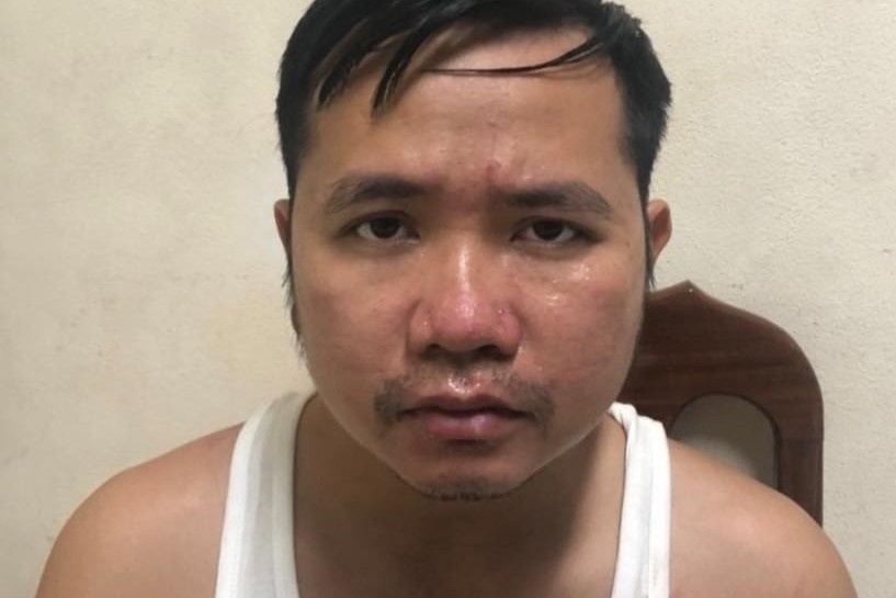 Khong deo khau trang, nguoi dan ong dam can bo phong dich hinh anh