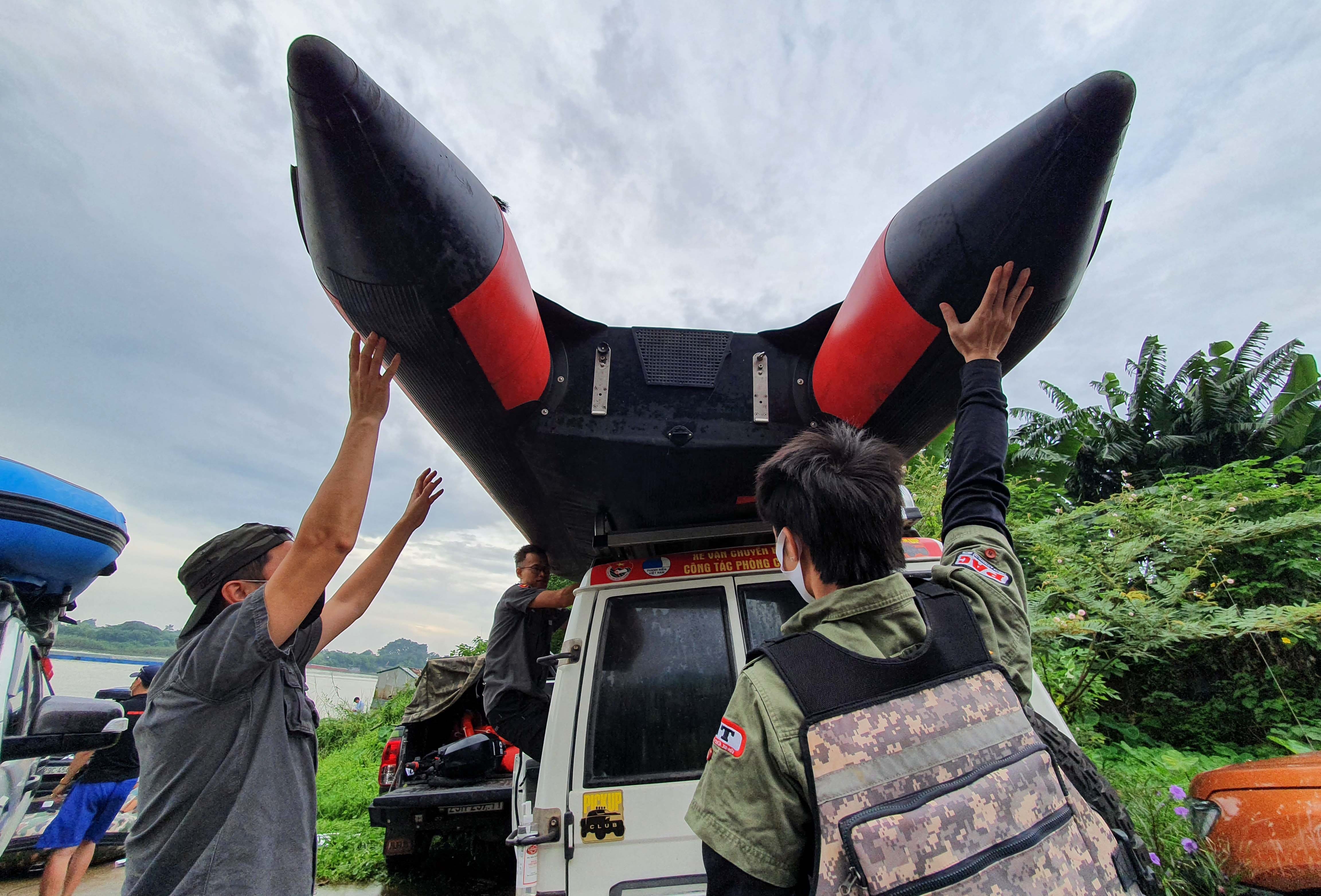 Trao qua cho nguoi dan lang chai anh 1