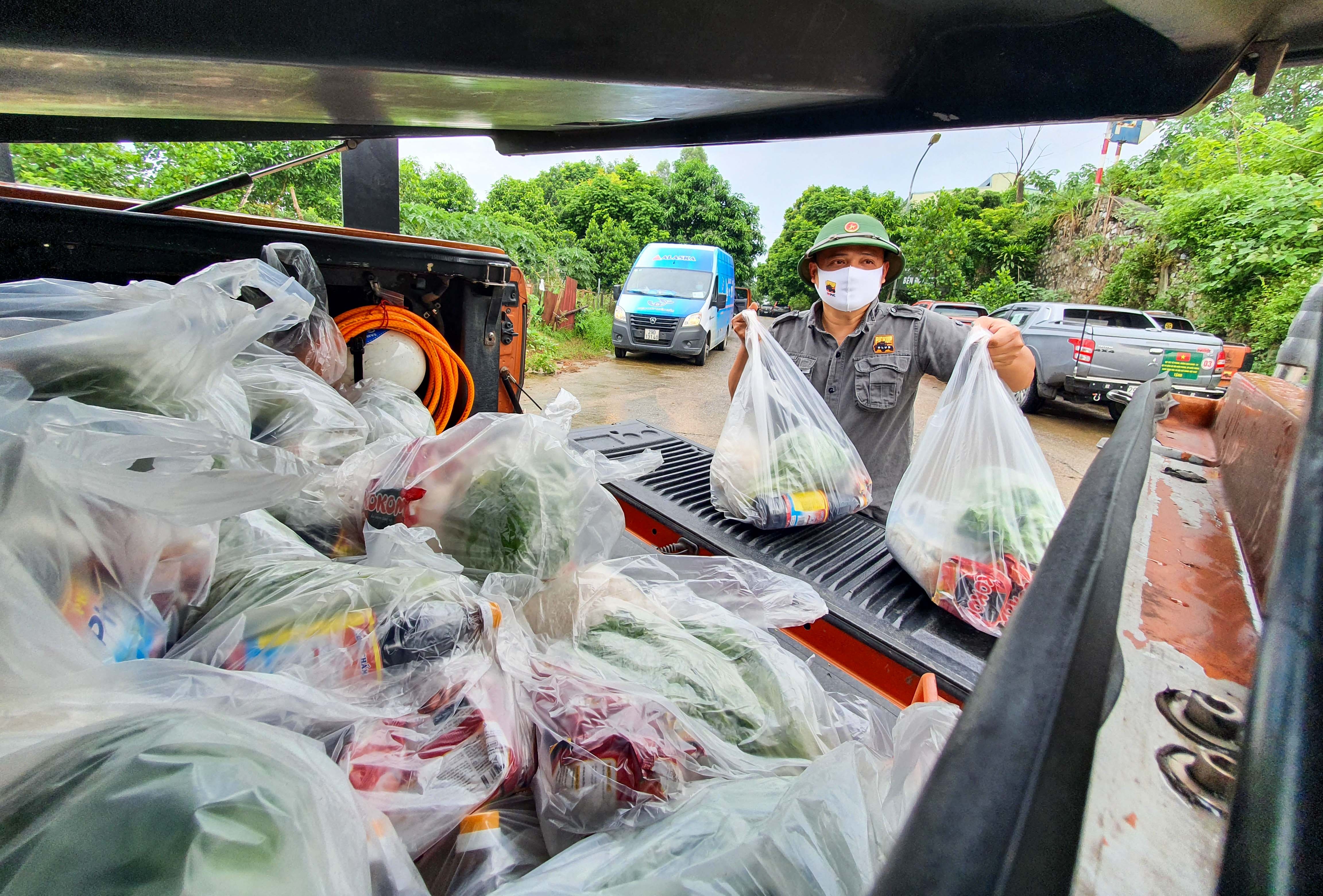 Trao qua cho nguoi dan lang chai anh 2