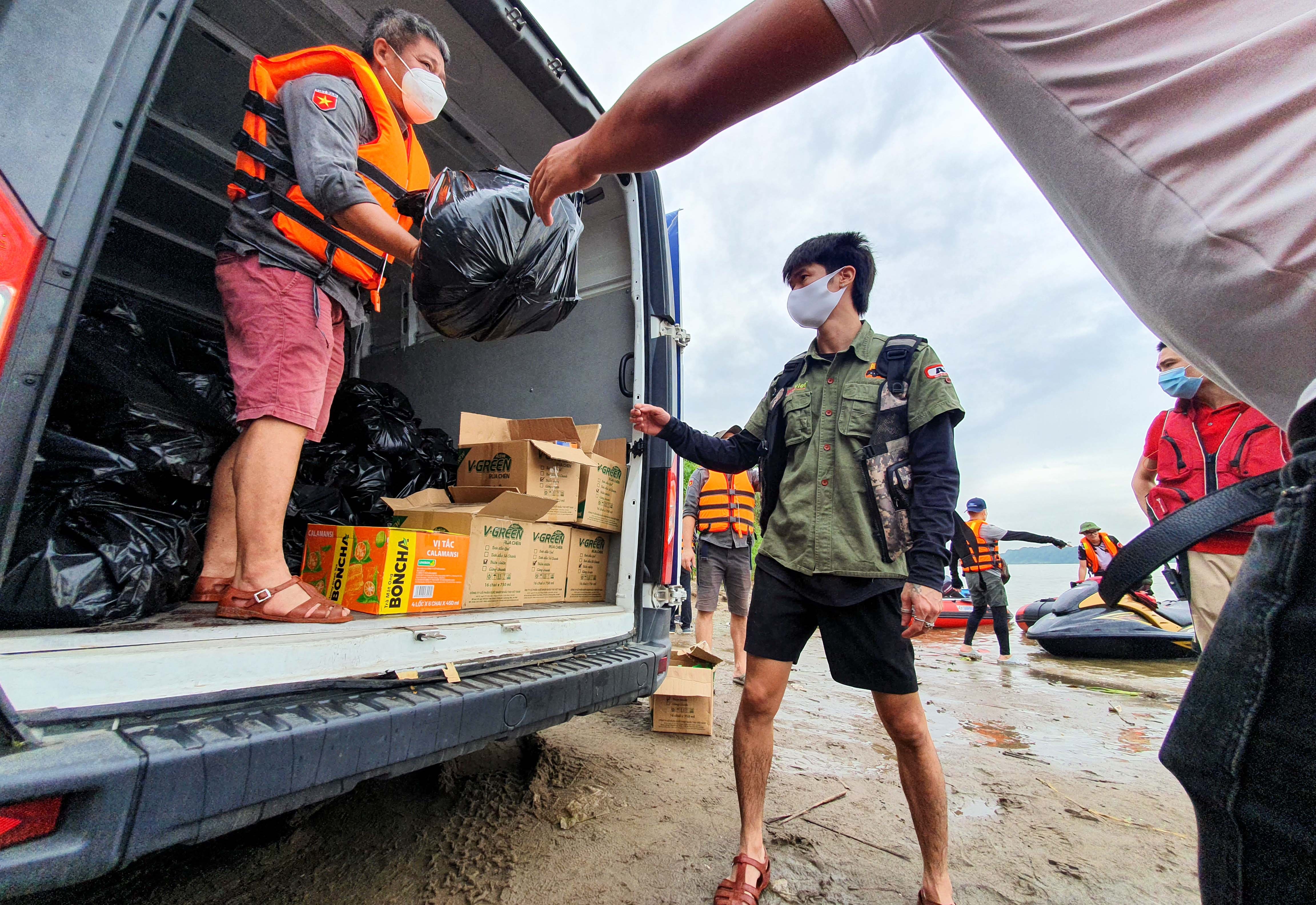 Trao qua cho nguoi dan lang chai anh 3