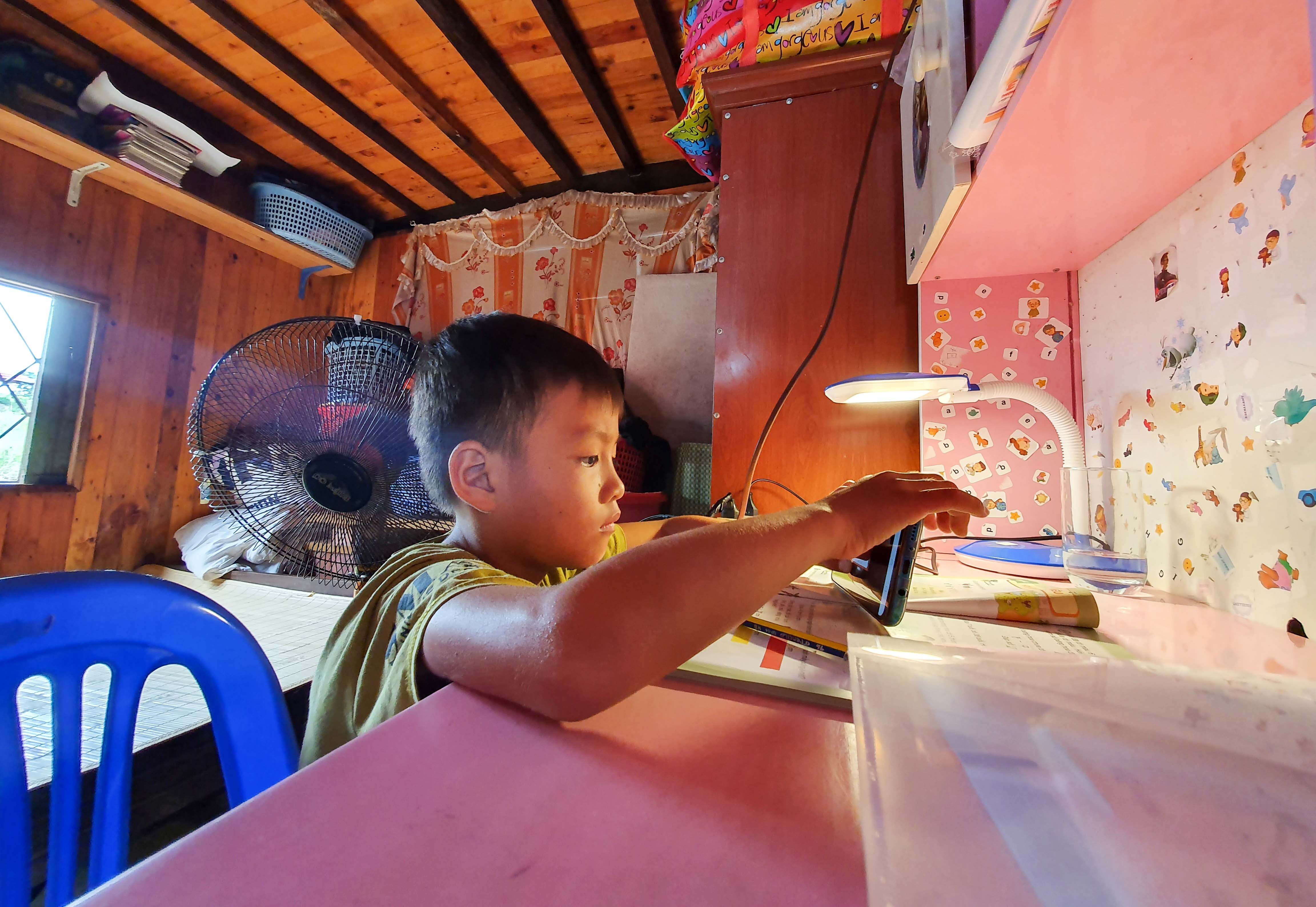 Trao qua cho nguoi dan lang chai anh 9