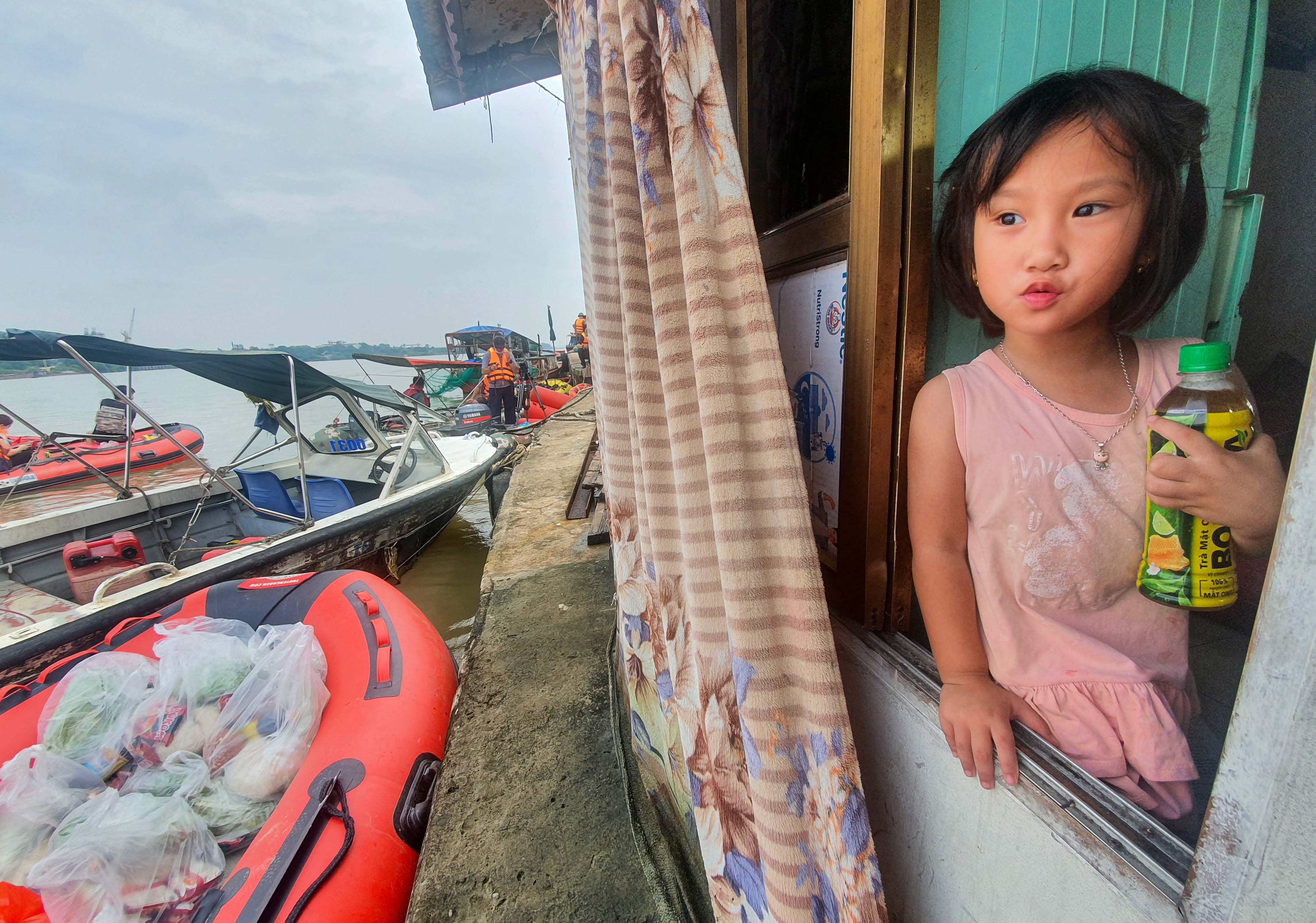 Trao qua cho nguoi dan lang chai anh 8