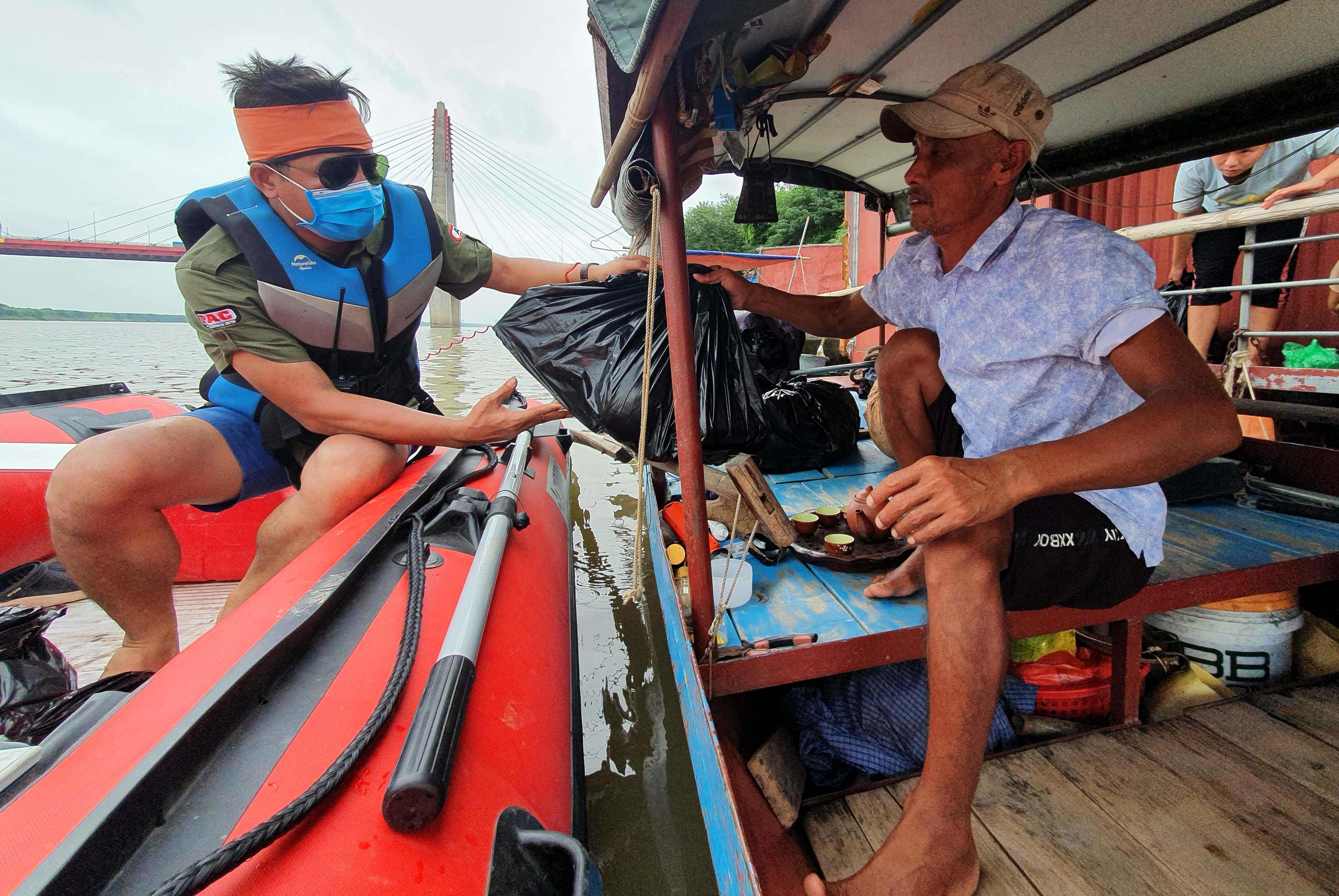 Trao qua cho nguoi dan lang chai anh 12