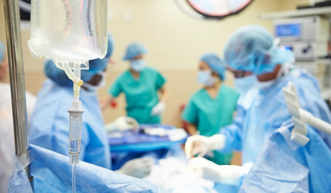 Be gai 6 tuoi tu vong co dau hieu bi bao hanh hinh anh