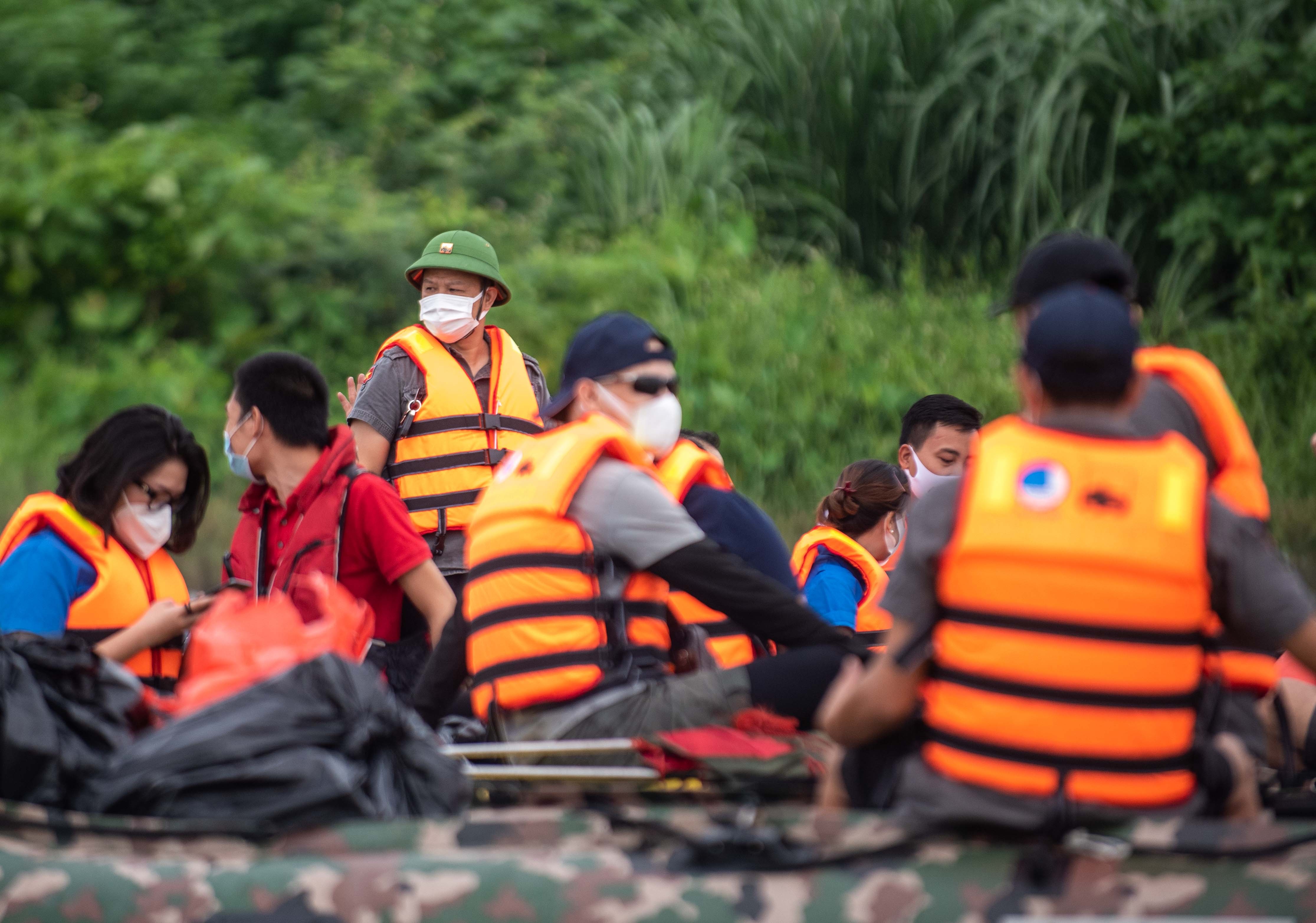 Trao qua cho nguoi dan lang chai anh 4
