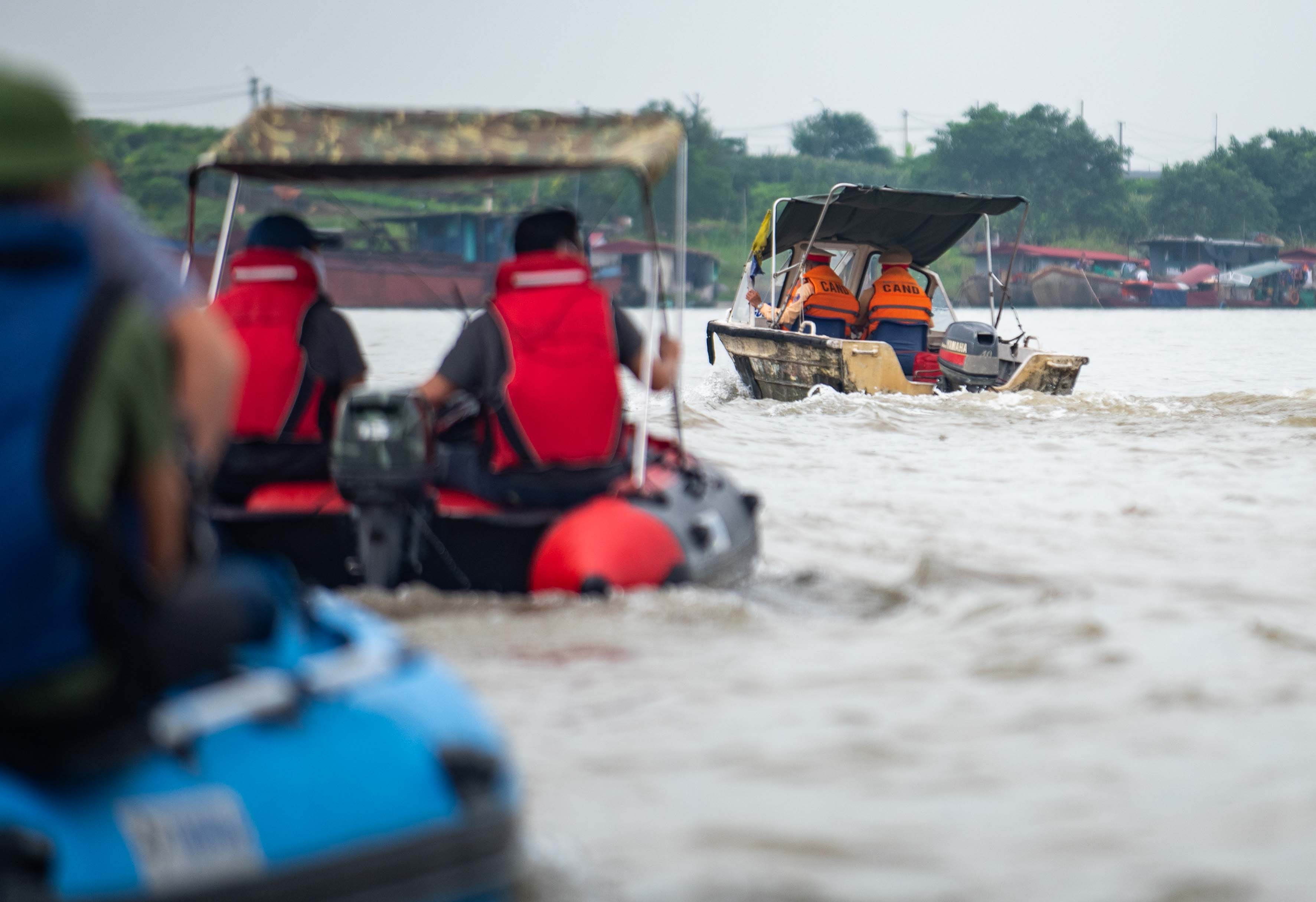 Trao qua cho nguoi dan lang chai anh 5