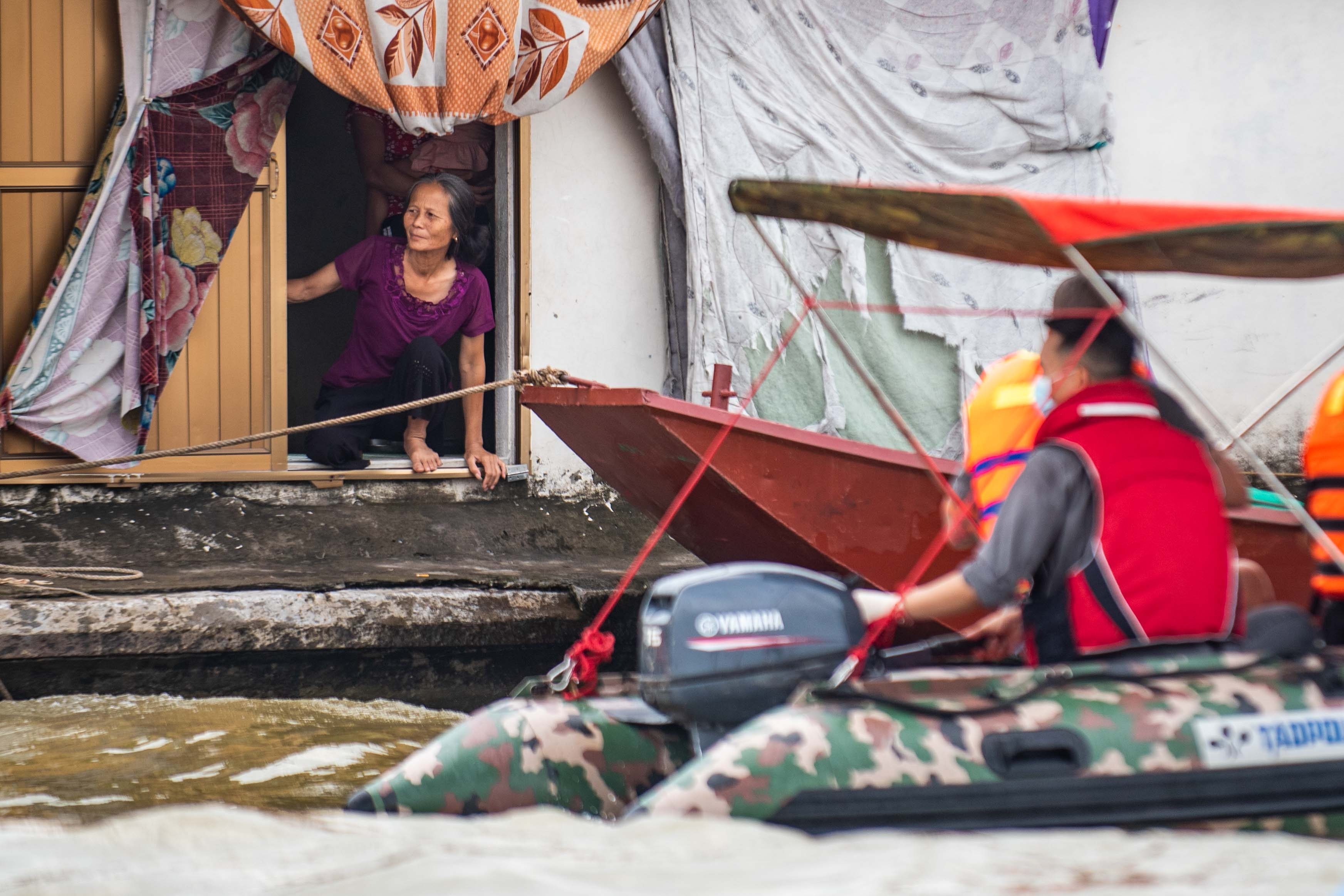 Trao qua cho nguoi dan lang chai anh 6