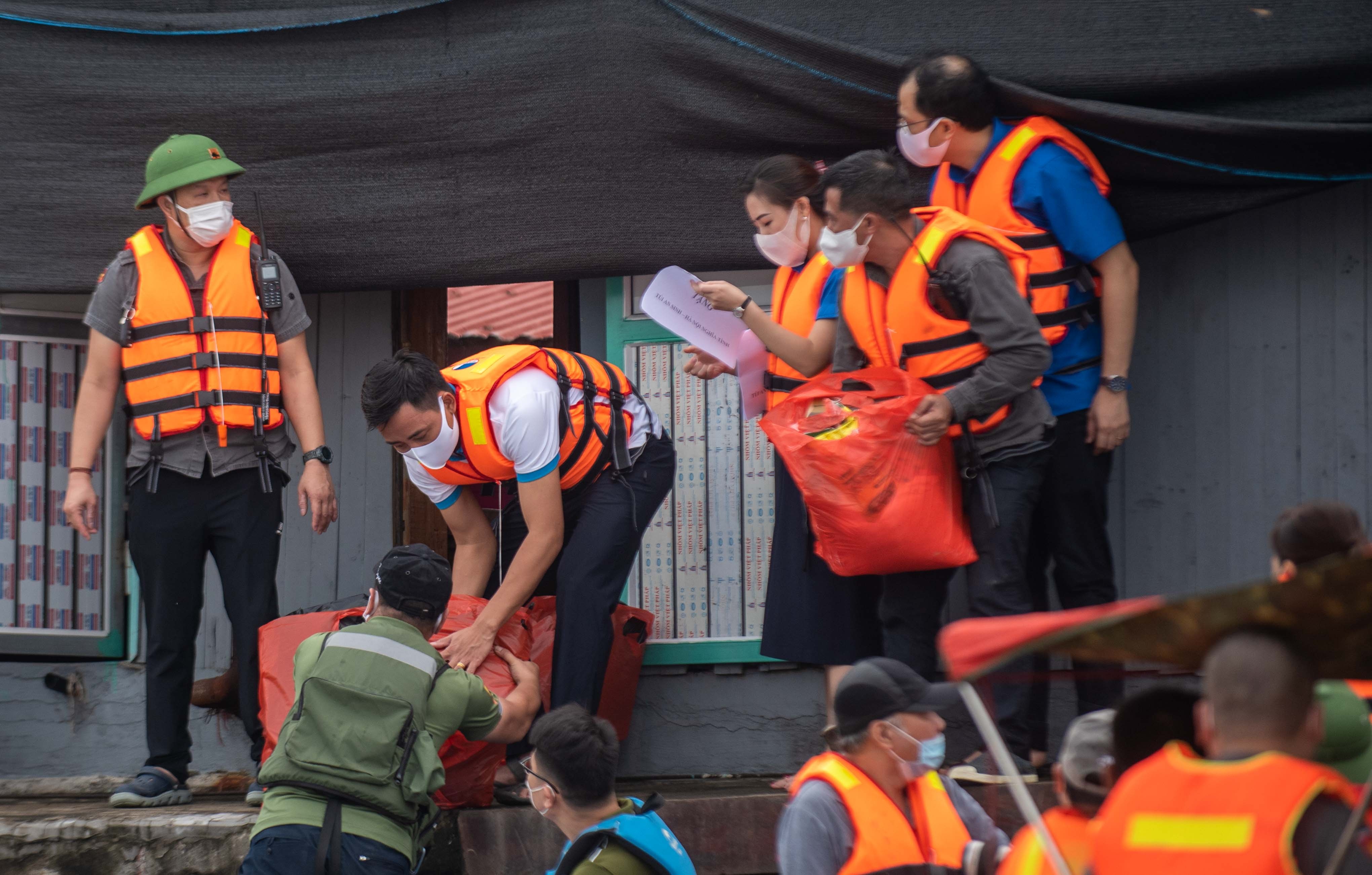 Trao qua cho nguoi dan lang chai anh 7