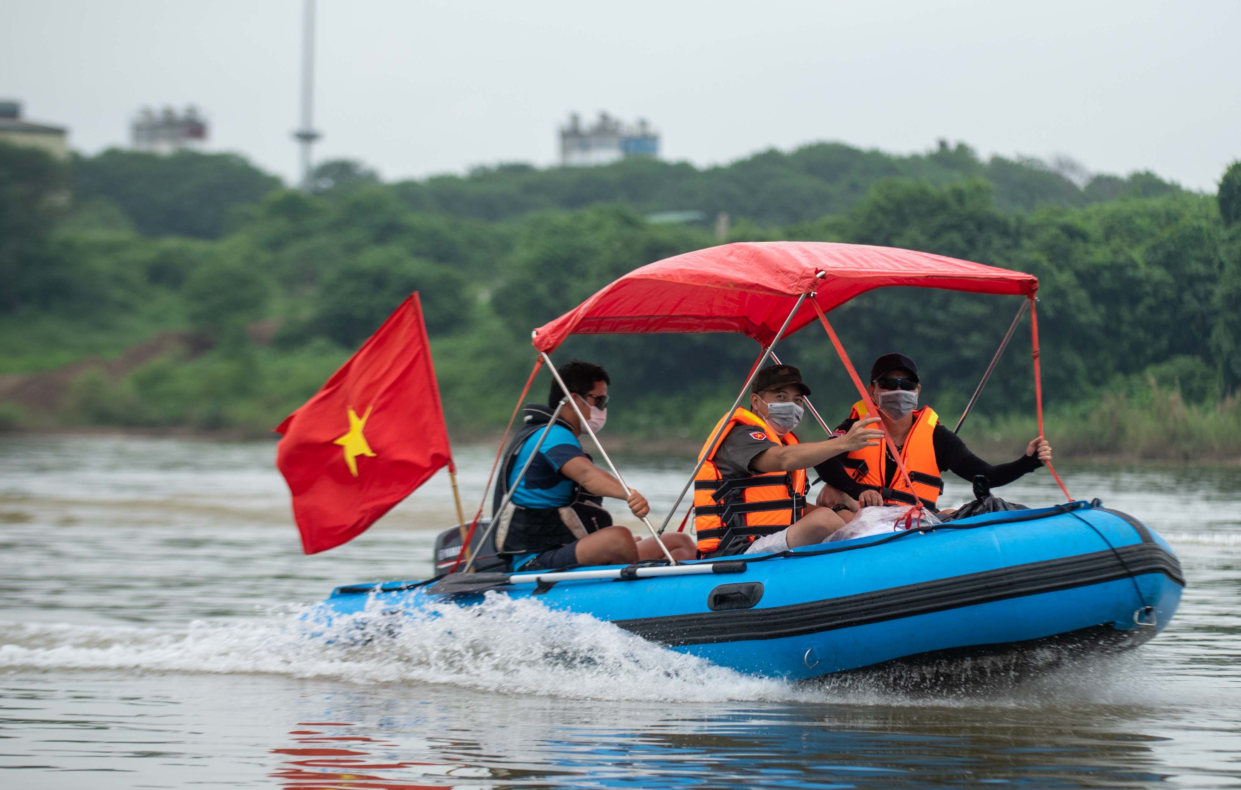 Trao qua cho nguoi dan lang chai anh 14