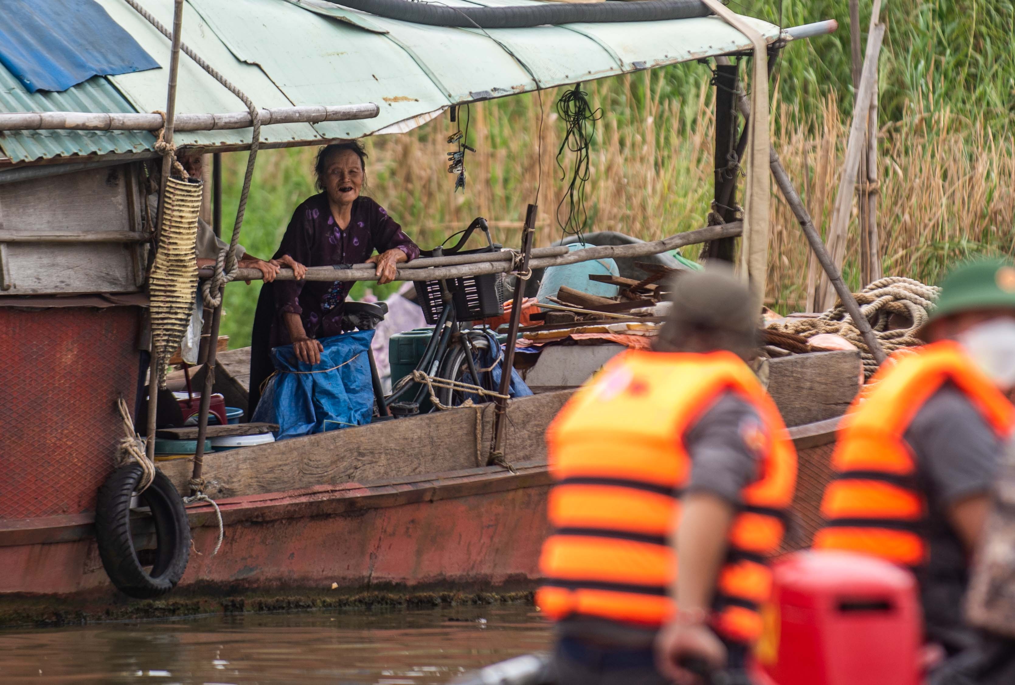 Trao qua cho nguoi dan lang chai anh 13
