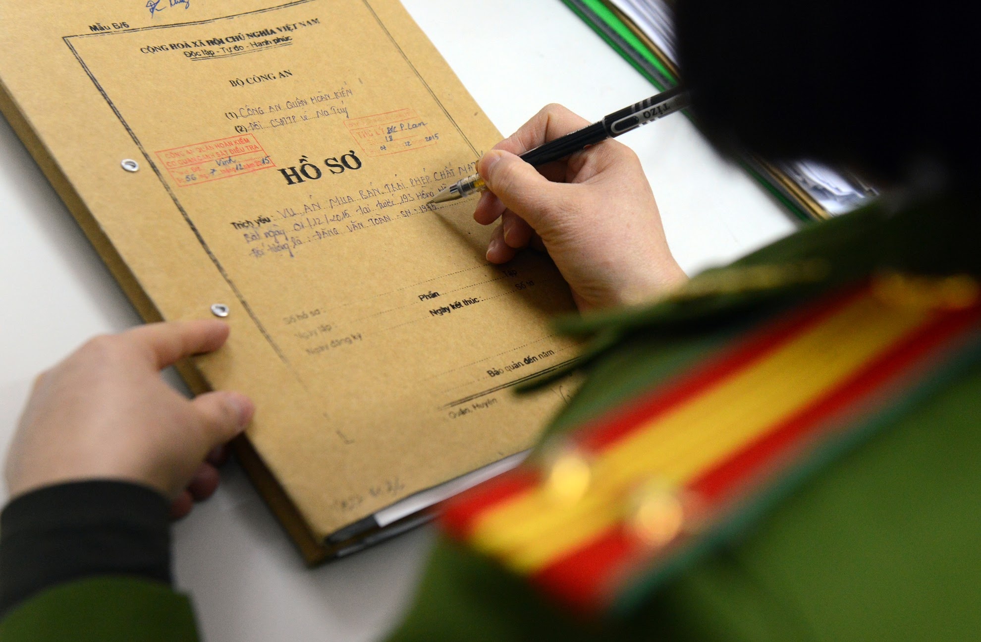 Vu be gai 6 tuoi tu vong: Nguoi cha thua nhan danh con bang dua hinh anh