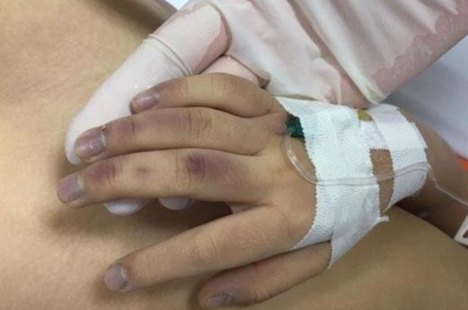 Be gai 6 tuoi bi bo danh truoc khi tu vong hinh anh