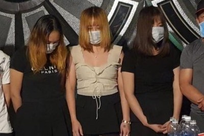 17 nam, nu hat karaoke bat chap lenh cam hinh anh