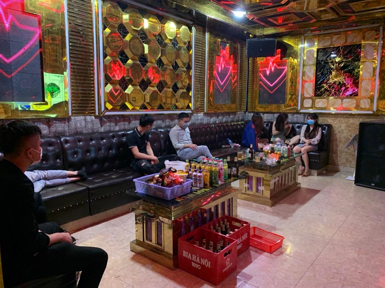 Xu phat chu quan karaoke va khach anh 1