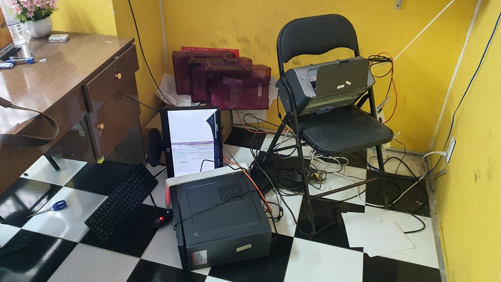 Den trung tam sat hach lai xe dap pha de doi tien truoc ngay thi hinh anh