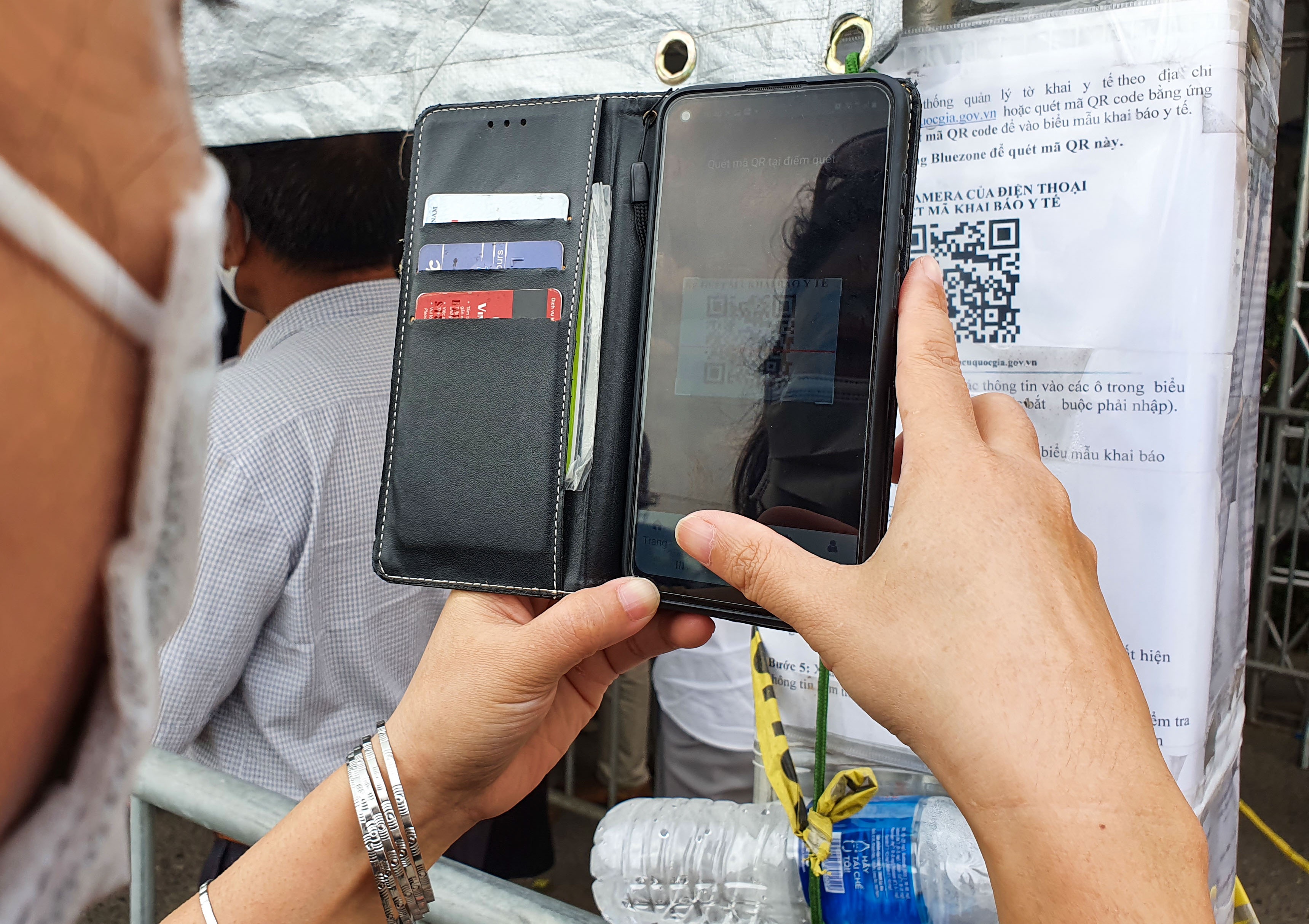 Chot kiem soat dich cua ngo Ha Noi anh 11