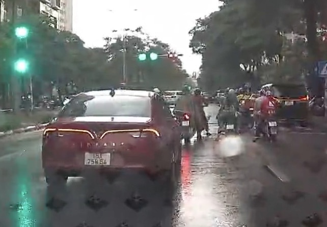 Khoanh khac xe hop tong nhieu nguoi di xe may hinh anh