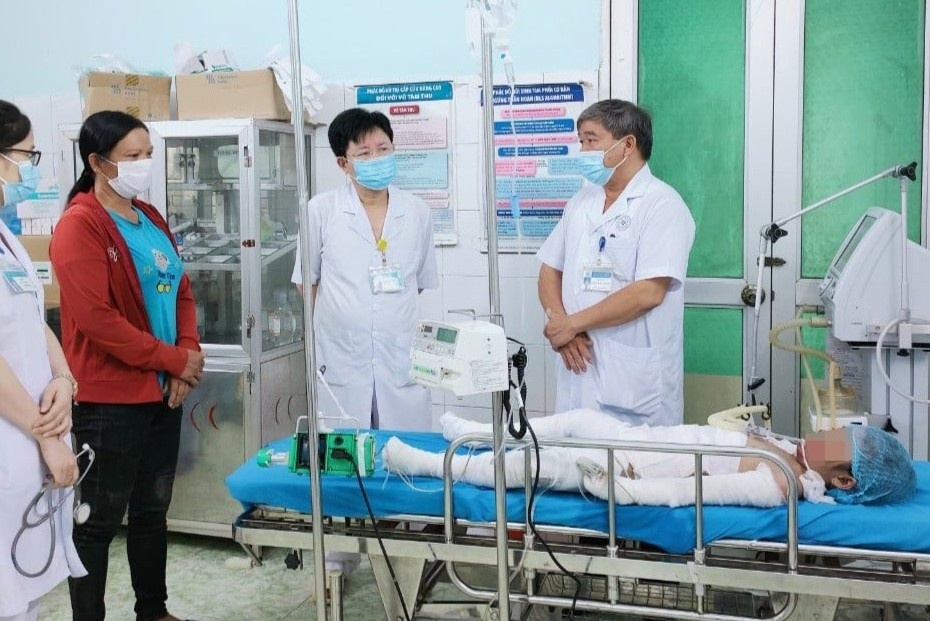 Ngoi nha boc chay luc rang sang, 3 bo con tu vong hinh anh