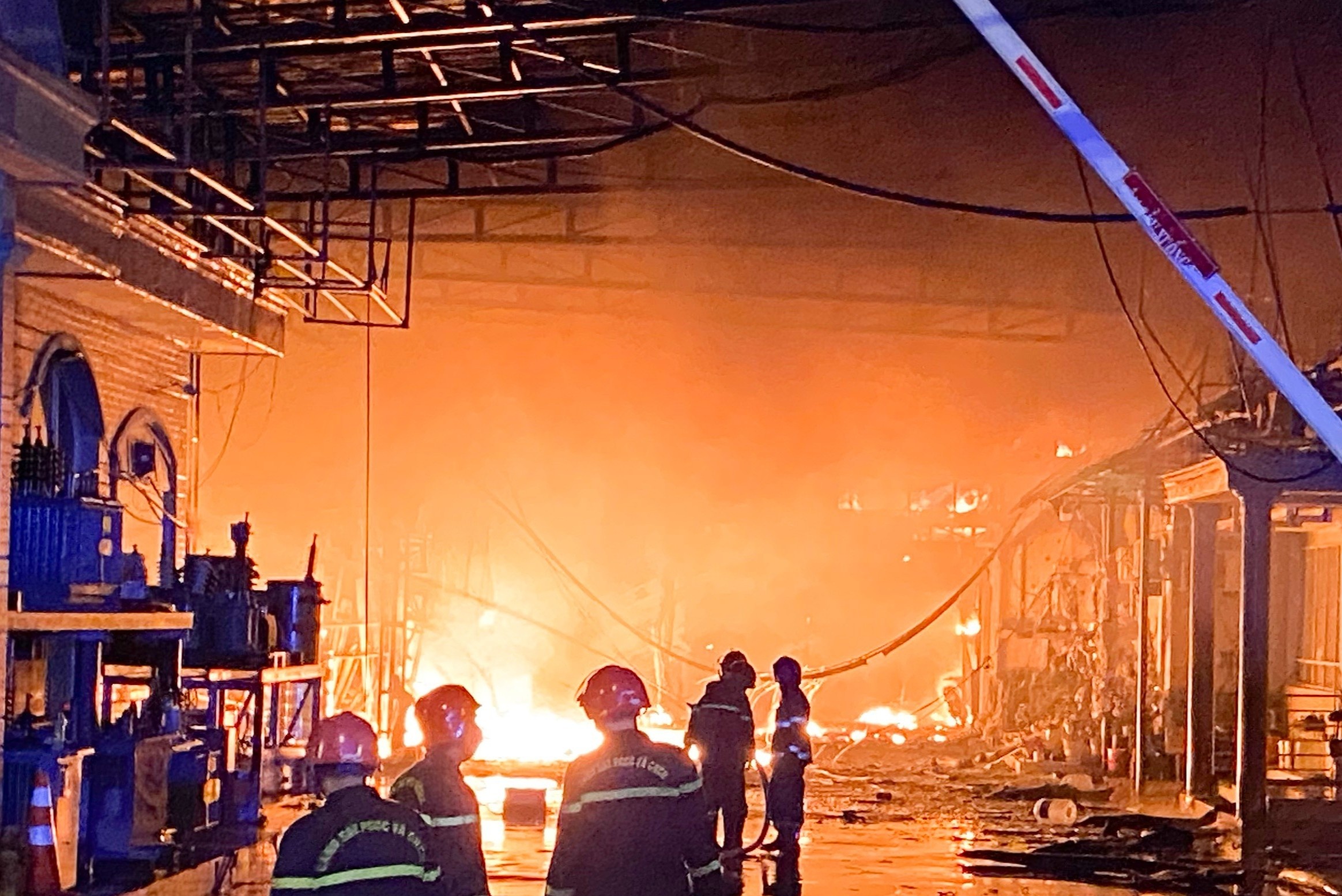 Them mot be gai tu vong trong vu chay nha o Tuyen Quang hinh anh