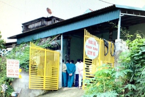 Vu 4 bo con chet chay: Cong an nghi van nguoi bo phong hoa hinh anh