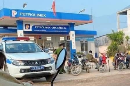 Giet vo cu roi tu thieu o cay xang hinh anh