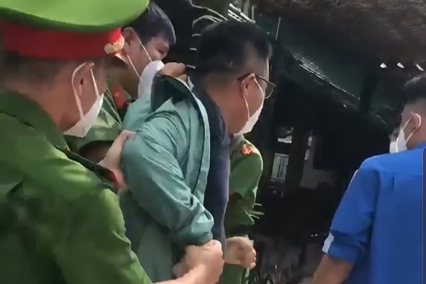 Cong an thong tin ve vu xo xat tai diem tiem vaccine o Binh Duong hinh anh
