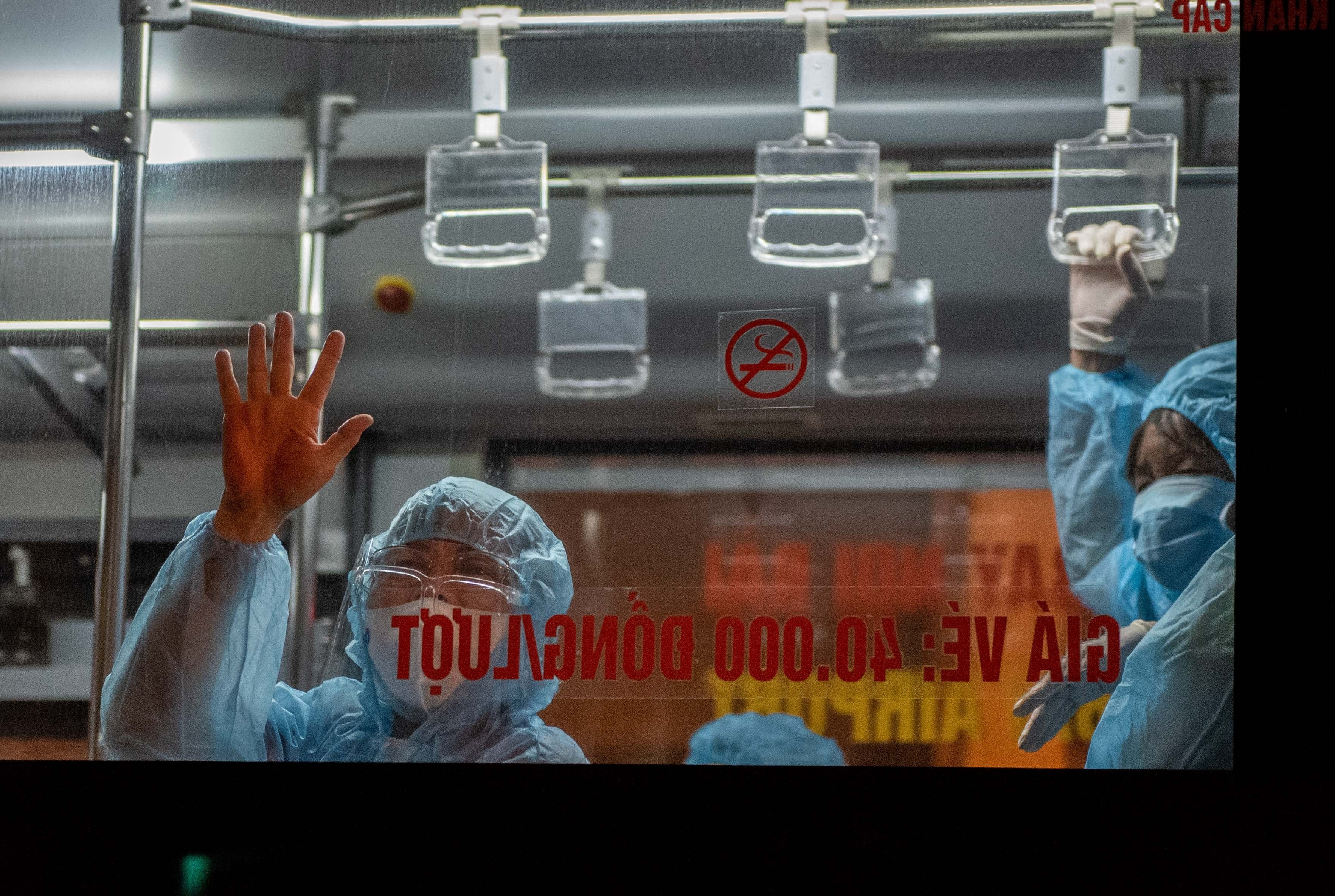 6 xe buyt cho hon 100 F1 roi o dich Benh vien Viet Duc hinh anh