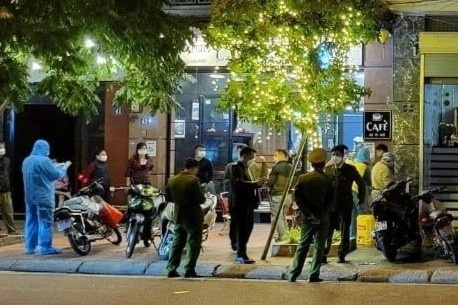 3 nhan vien quan karaoke duong tinh anh 1