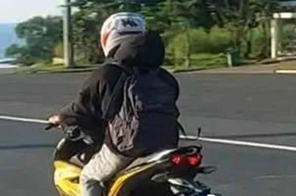 Phat nam thanh nien chay xe may xuyen ham Hai Van hinh anh