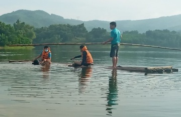 4 hoc sinh mat tich tren song hinh anh