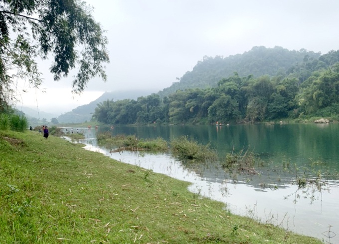 4 hoc sinh duoi nuoc anh 1