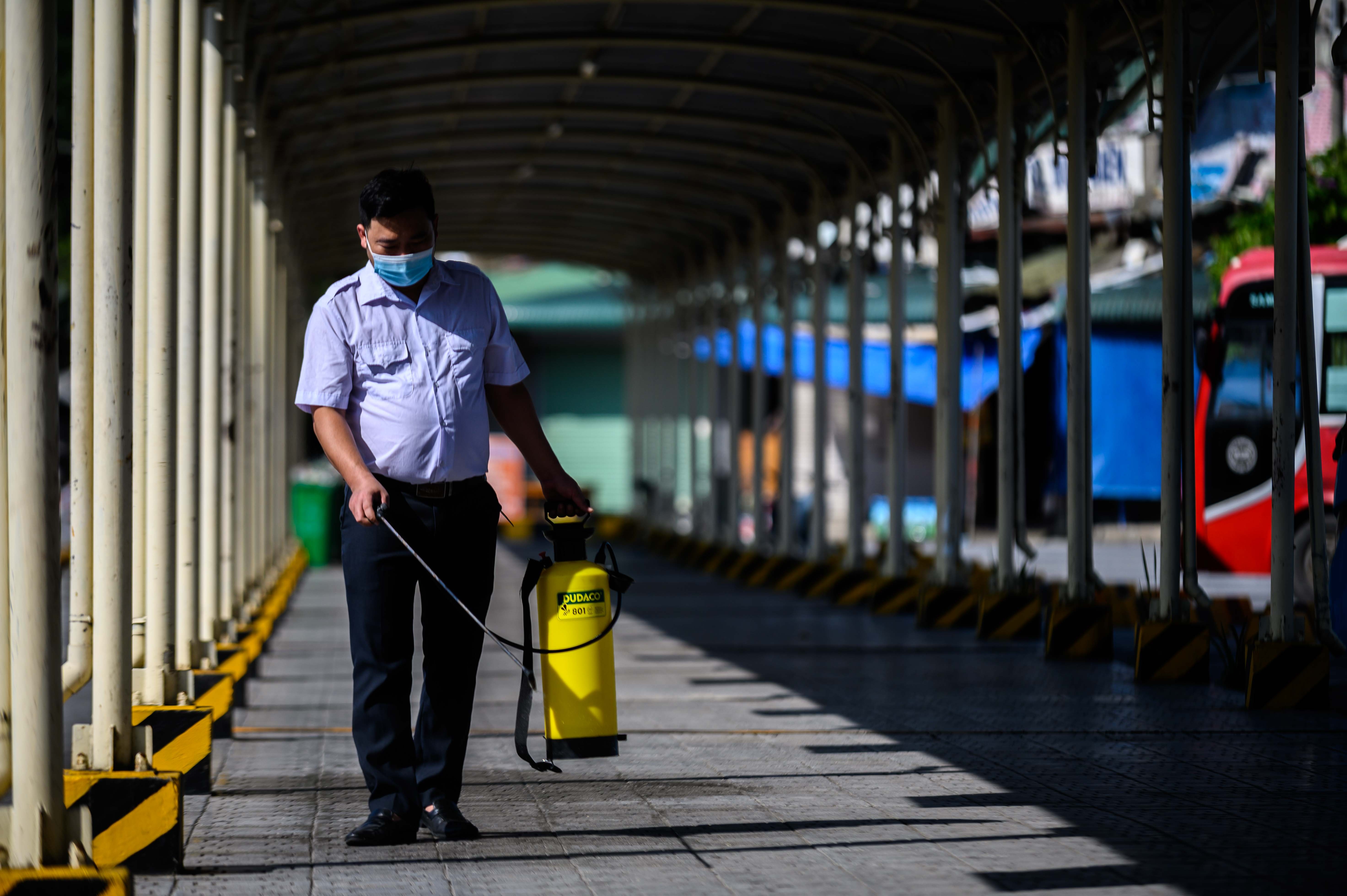 Ben xe o Ha Noi ruc rich cho ngay hoat dong tro lai hinh anh