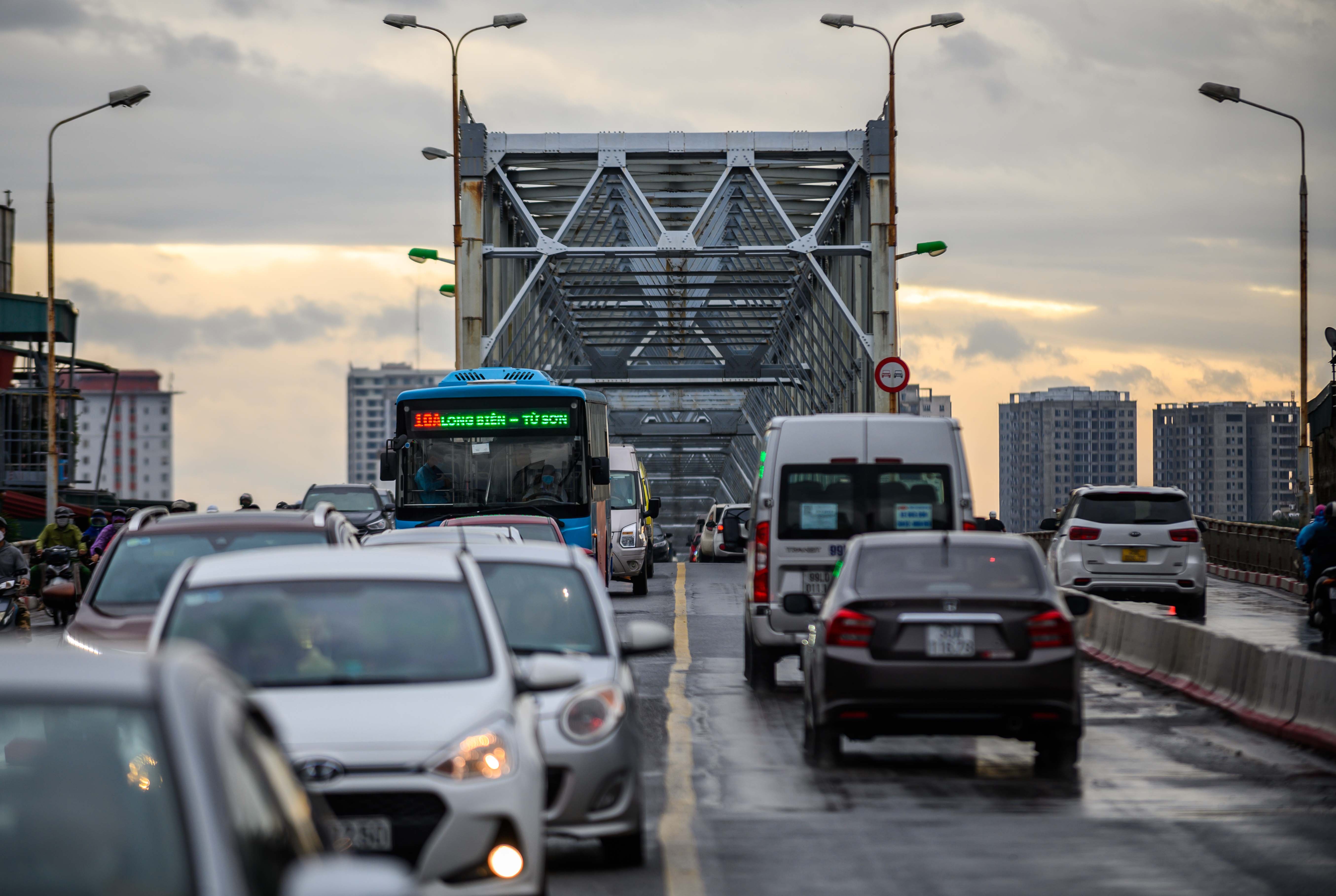 Khoi phuc xe buyt,  taxi anh 1