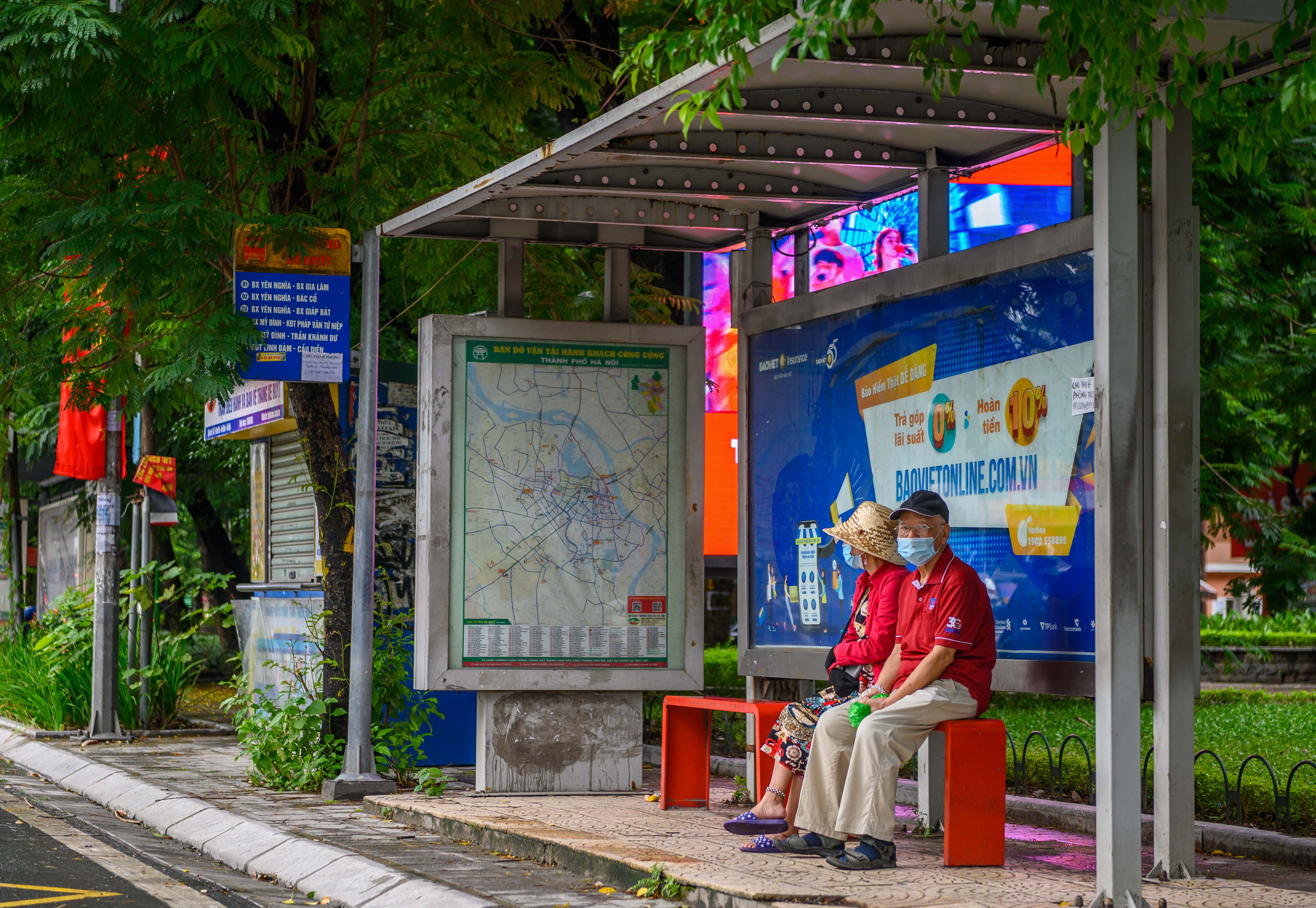 Khoi phuc xe buyt,  taxi anh 2