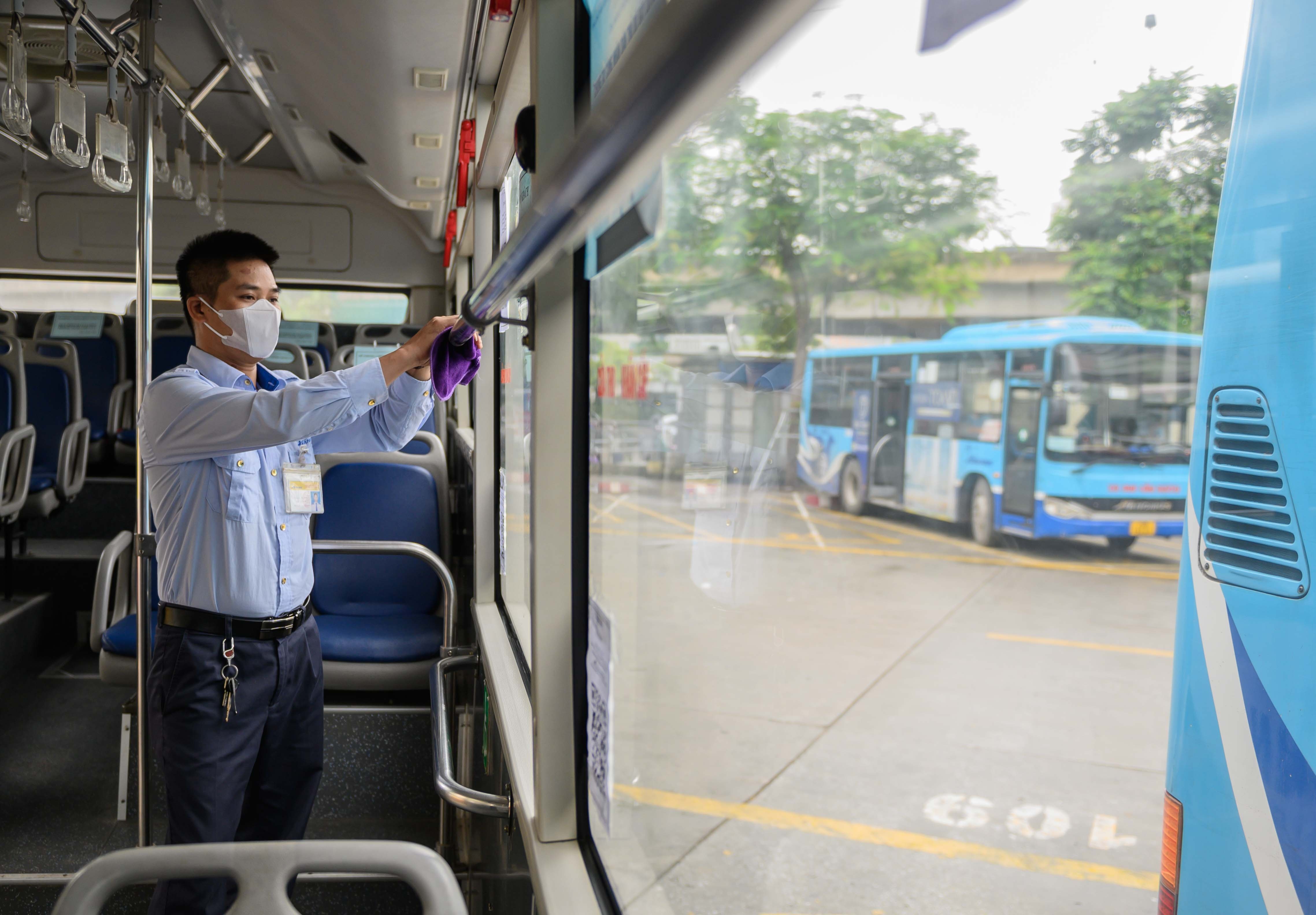 Khoi phuc xe buyt,  taxi anh 7