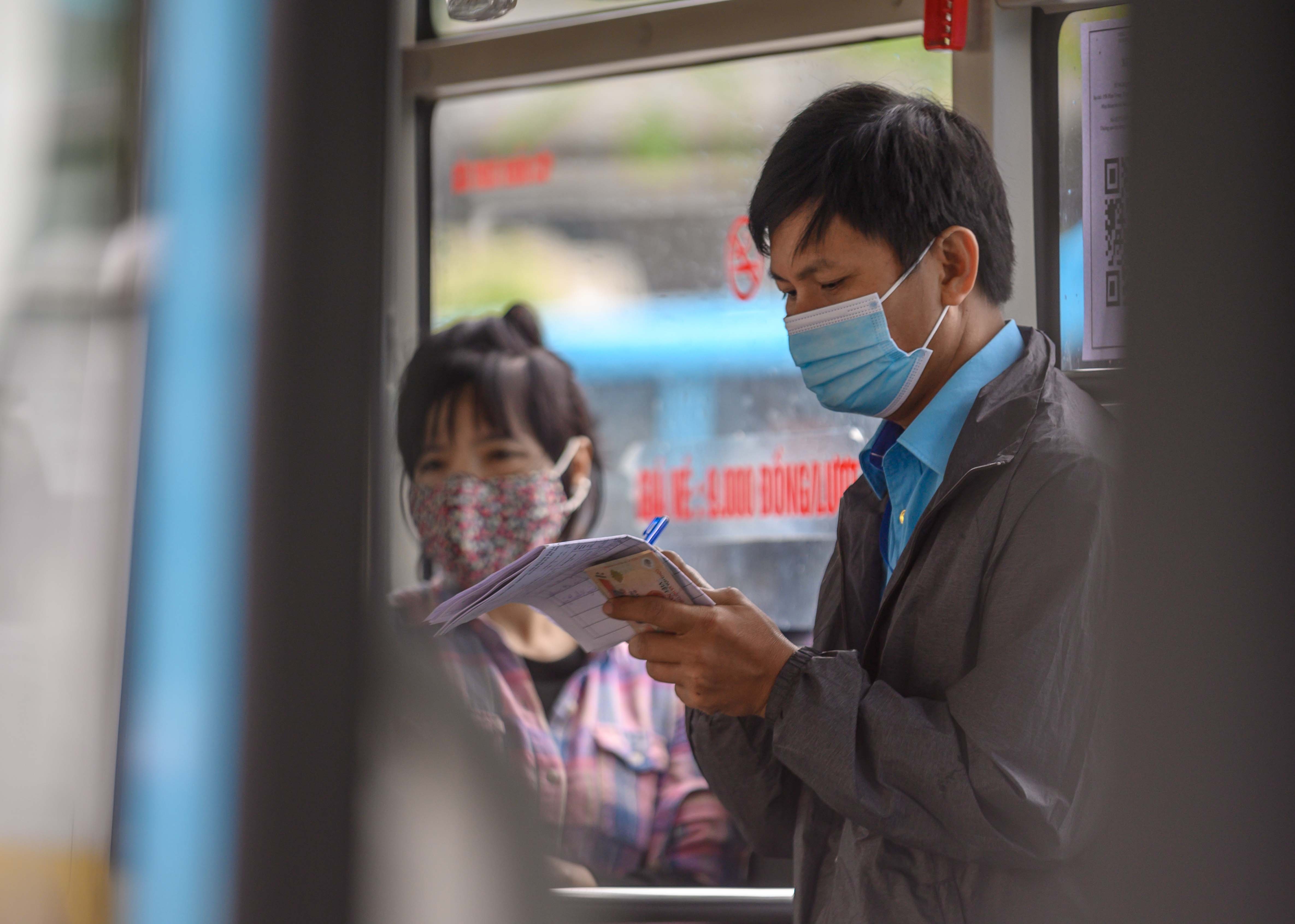 Khoi phuc xe buyt,  taxi anh 5