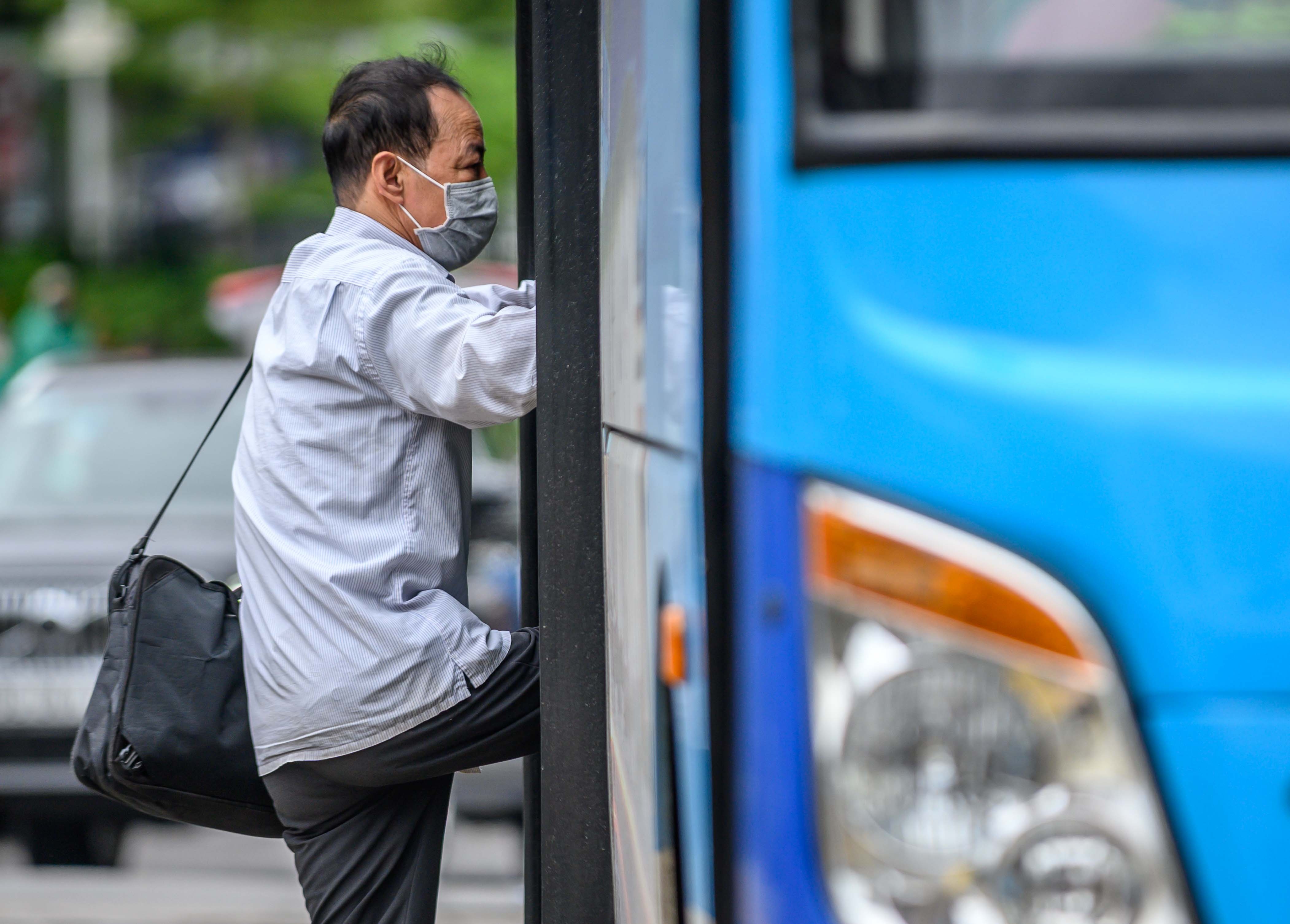 Khoi phuc xe buyt,  taxi anh 10