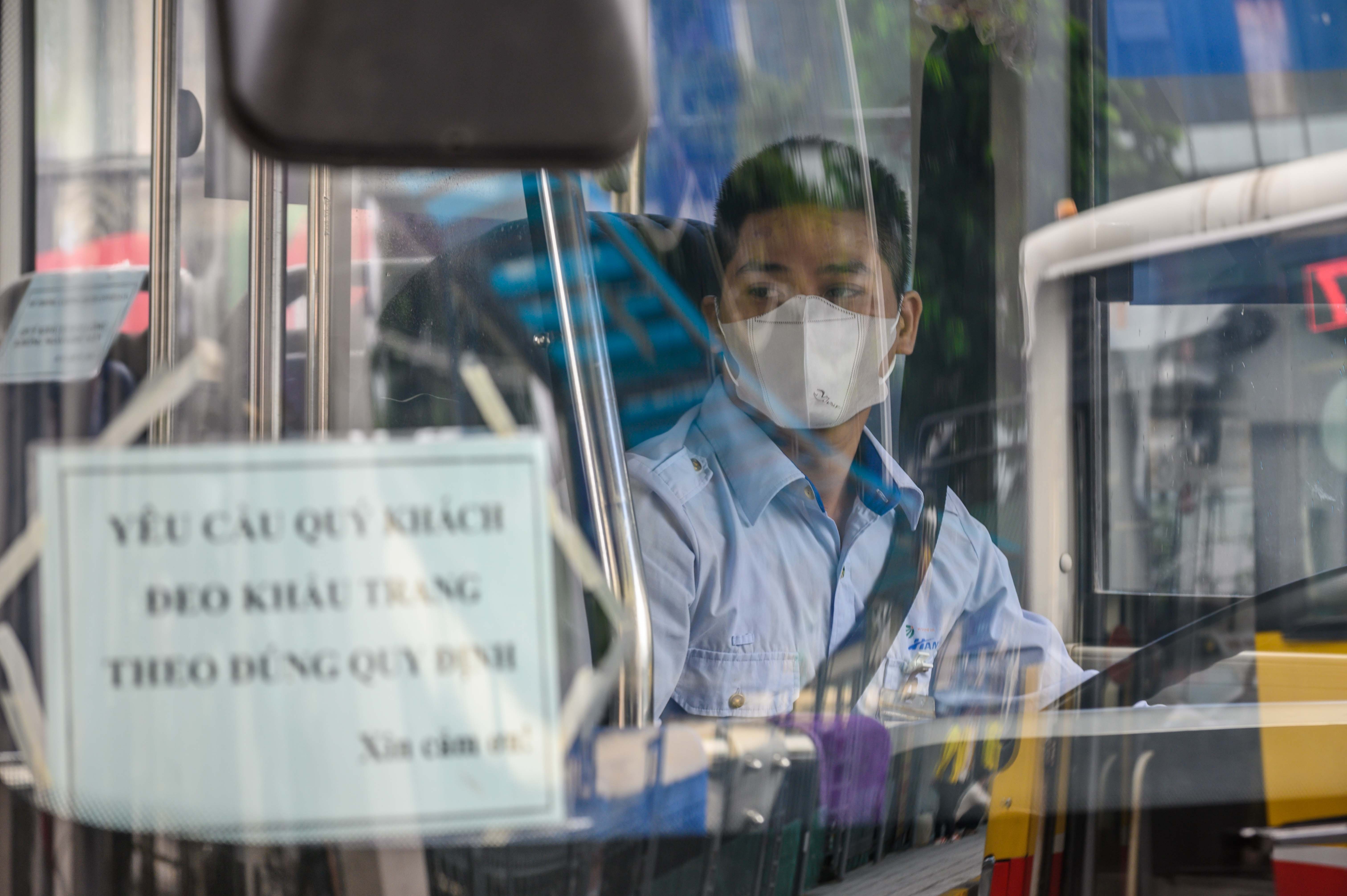 Khoi phuc xe buyt,  taxi anh 9