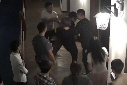 Mot quan nhan bi 8 nguoi danh thiet mang hinh anh