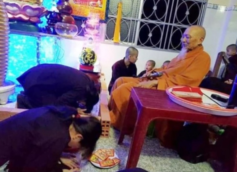 2 thanh nien quan he voi ban gai nhi anh 1