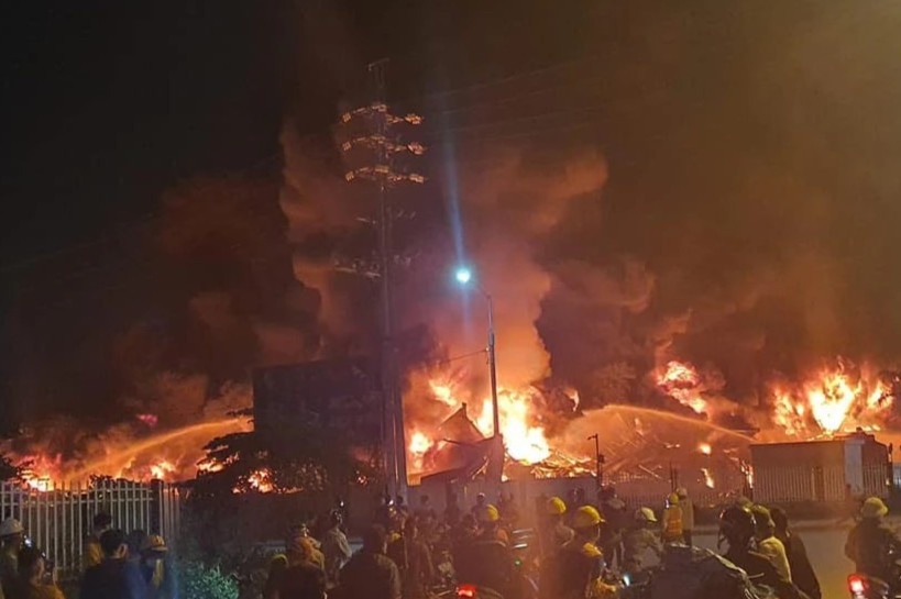 Hon 100 canh sat chua chay tai cong ty san xuat san nhua hinh anh