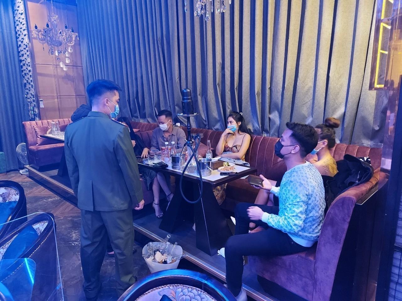 Nhan vien quan ca phe ban ma tuy anh 1