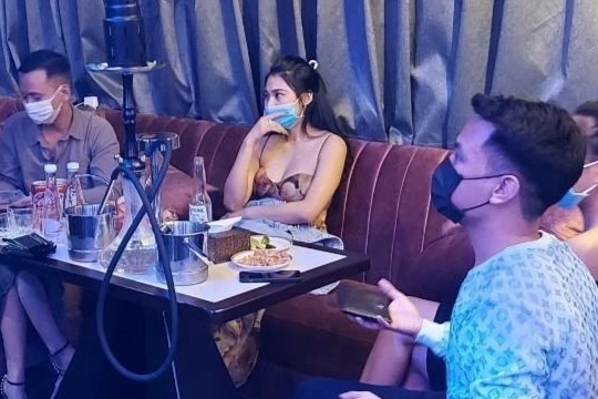 Quan ca phe ban ma tuy, bong cuoi cho khach hinh anh